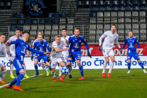 Nešpor napřahuje před bránou Liberce, čmuž přihlíží Jemelka, Beneš a Plšek. Hráči Liberce se snaží střele zabránit